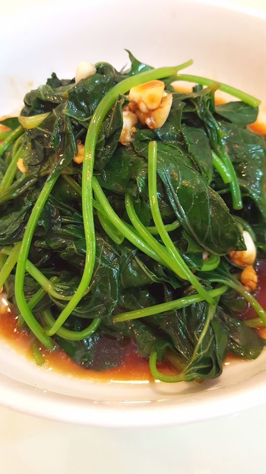 蒜頭可以先炒香.再放入燉盅..外鍋2杯水..浮出的雞油可以拌地瓜葉