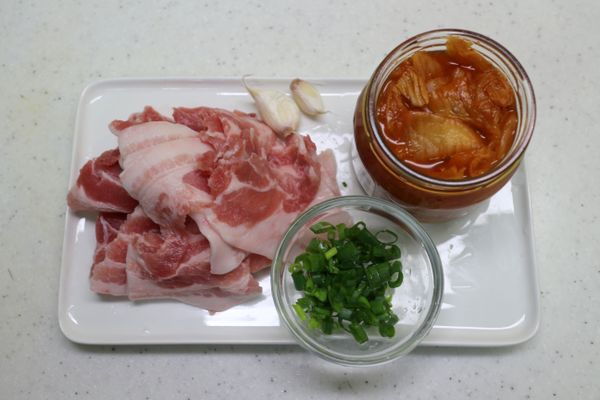 準備材料,要買豬五花才好吃唷~~