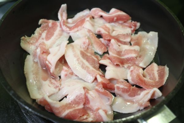 平底鍋小火不加油先把五花肉鋪平加熱,讓油逼出來..