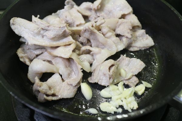 等到油都逼出來 肉都反白後再把肉擱在鍋邊,加上蒜末炒香