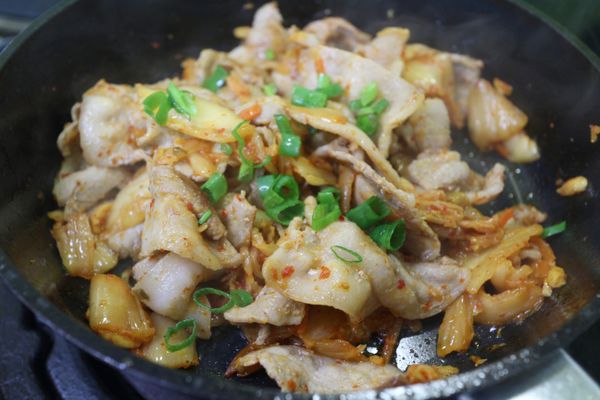 不用加其他調味料,用韓式泡菜的味道把五花肉片炒到入味
起鍋之前在灑上蔥花 就可以 開飯囉~~