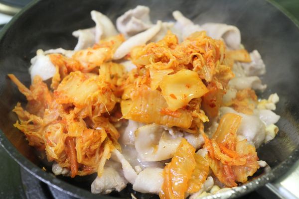 韓式泡菜(不加醬汁)一起下鍋和五花肉快炒
