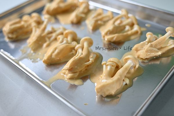 將步驟1混合好的粉漿倒1/3至另一個攪拌碗，美白菇分別沾上粉漿放盤子備用