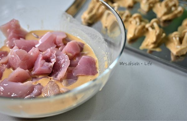 雞胸丁放入其餘2/3的粉漿中，用手抓醃，讓每塊雞丁都均勻沾上粉漿，蓋上保鮮膜放冷藏靜置10分鐘