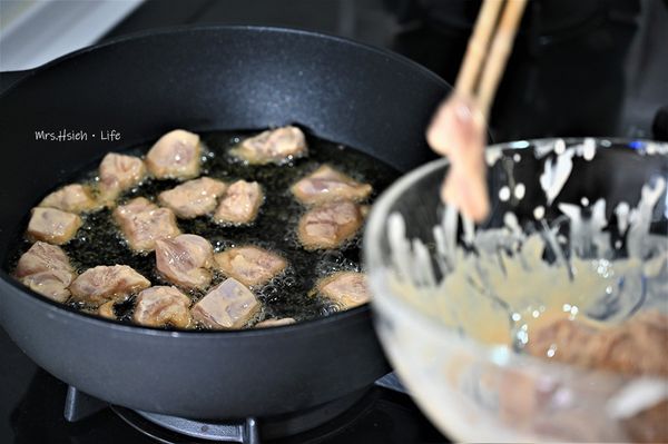 將步驟4的雞丁依序下鍋，彼此不要重疊，全部下鍋後有耐心的稍微等一下不要翻動，煎約2分鐘，輕輕搖晃鍋子看看雞丁是否已不黏鍋