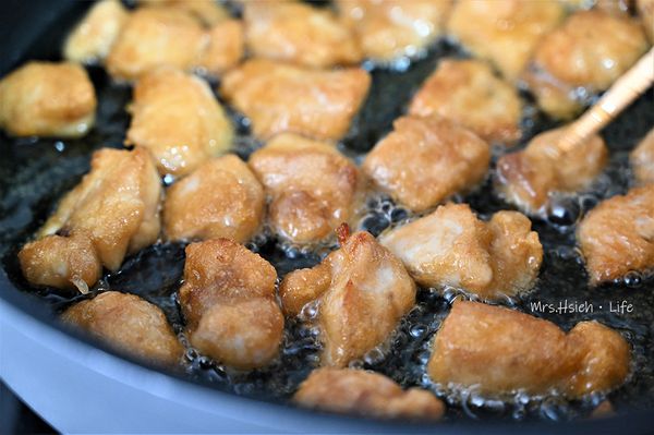 翻面續煎約2分鐘，兩面都煎至金黃色後起鍋瀝油