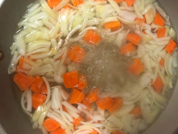 先將水滾後 放入洋蔥和紅蘿蔔🥕 蓋鍋蓋悶煮