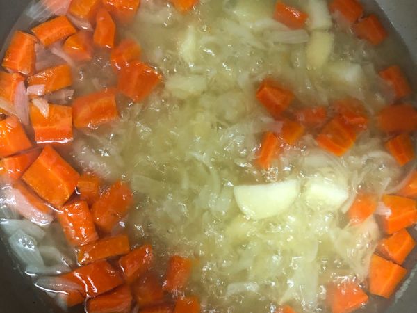 悶煮一段時間後再放馬鈴薯🥔