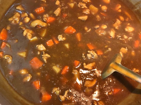 最後將咖哩塊和雞腿肉放入鍋中 讓咖哩塊均勻分散後即可