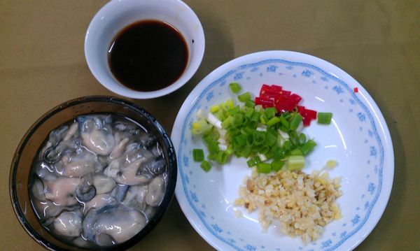 將牡蠣一顆顆洗淨,蒜頭薑切末,蔥辣椒切丁備用,豆鼓洗去表面鹽分泡溫水軟化,加調味料及少許地瓜粉調成一碗