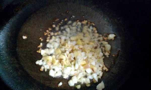 起油鍋爆香薑蒜末