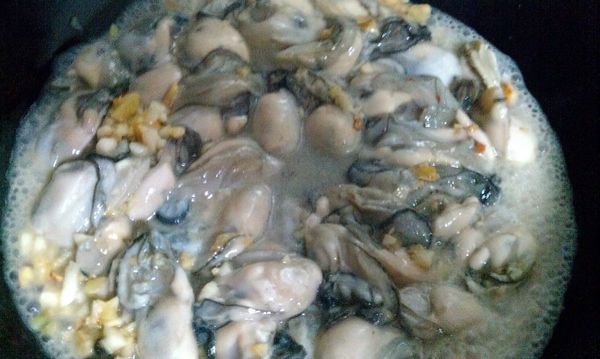 牡蠣瀝乾水份,下鍋輕輕拌炒以免弄破