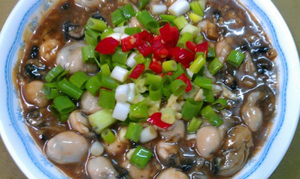 醬汁滾後立即撒上蔥辣椒丁馬上起鍋盛盤