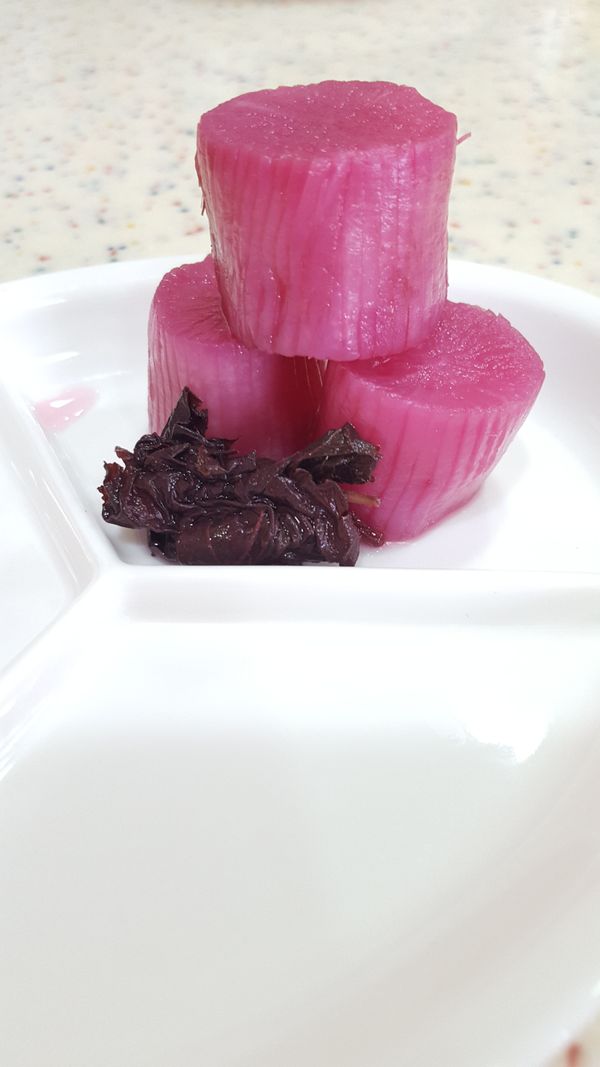 糖醋水煮好放涼，蘿蔔抓鹽去除水份，再把紫蘇加入，大塊狀蘿蔔要三天