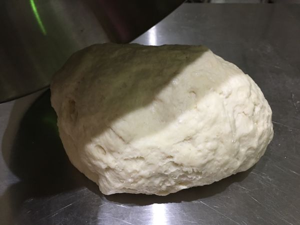 1.除酵母外，將所有材料攪拌成麵絮狀、加入酵母，揉到有彈性，也就是按下去會回彈，基本發酵50～60分
2.表面是略硬粗糙的