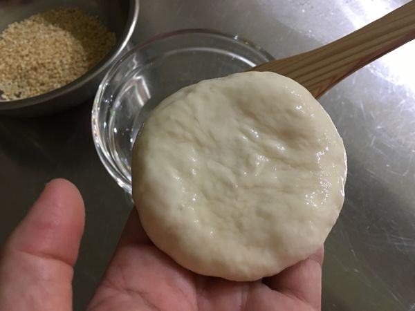 1.向下壓扁，再用桿麵棍桿成直徑8公分
2.為增色，沾上糖水，糖：水=1:5