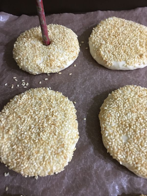 1.用筷子在中間戳洞，戳到底，用手指戳也可以
2.室溫最後發酵25分鐘
3.烤溫240/210，烤8分鐘，調頭再5分鐘，呈金黃色