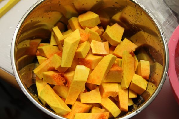 南瓜削皮，去籽，切小塊。