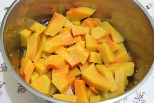 切塊南瓜放入電鍋內鍋，加入適量的水；外鍋半杯水，蒸熟南瓜。