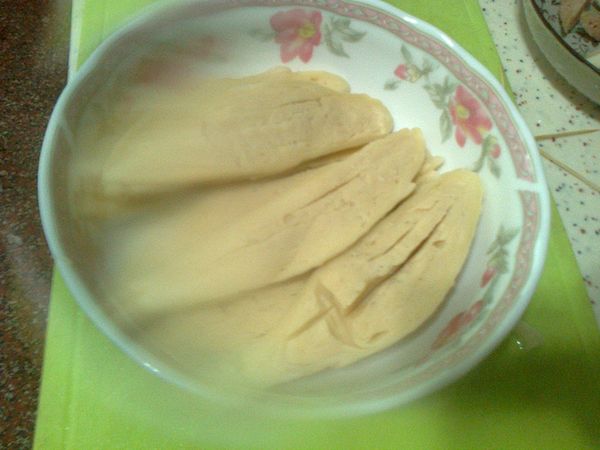 步驟2將麵腸剖半劃線