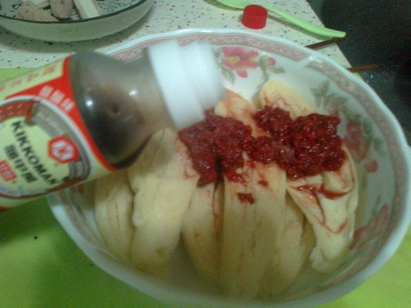 步驟3加入紅麴醬、龜甲萬甘醇醬油、味霖攪拌入味，移至冰箱一夜。