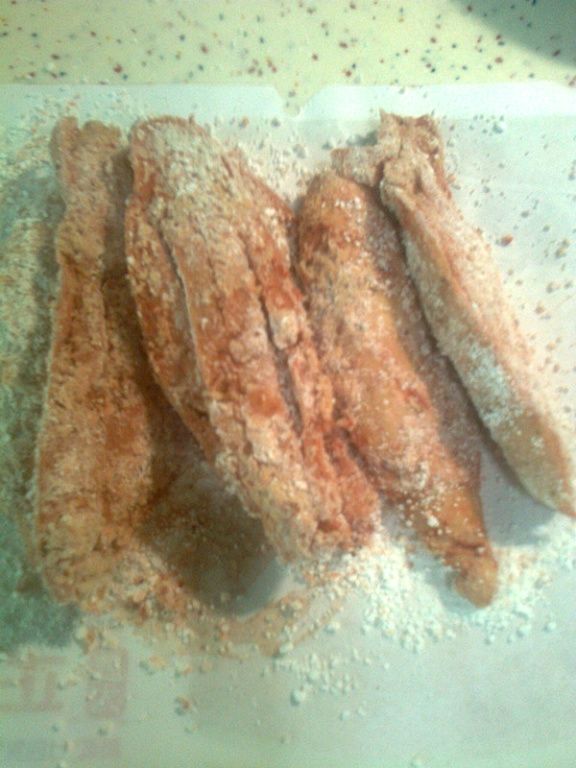 步驟4均勻的沾裹蕃薯粉，等待回潮。