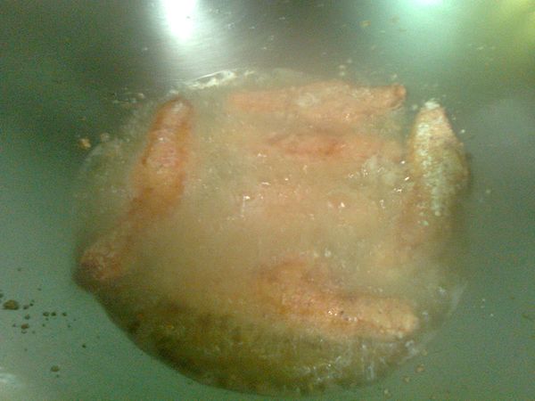 步驟5入油鍋炸至入色即可起鍋。