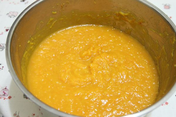 將蒸熟的南瓜利用湯匙壓成泥，可依個人喜好決定南瓜泥的程度。接著，將700 cc的水加入鍋內，並開小火持續攪拌至滾。