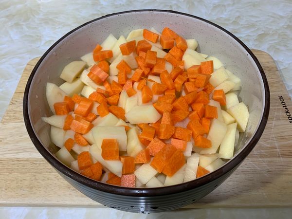 馬鈴薯、紅蘿蔔切小丁