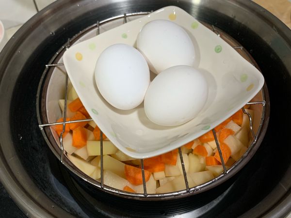放入電鍋蒸、雞蛋也一起蒸，
外鍋放一杯半米杯的水