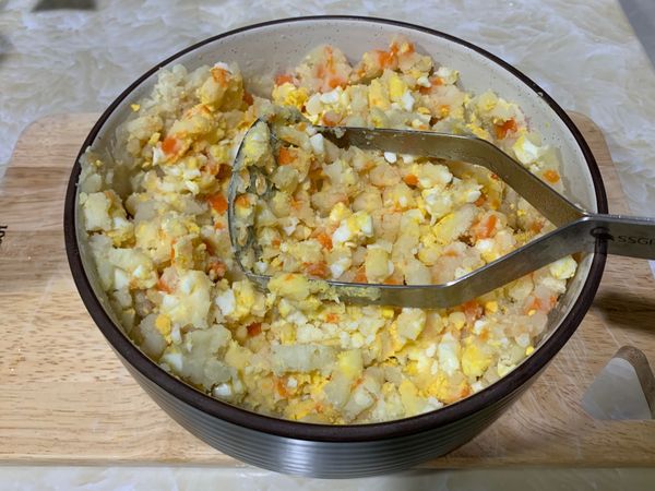 蒸好，將全部材料搗成泥