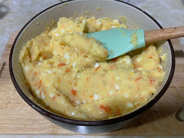 加入美乃滋和少許鹽巴攪拌均勻