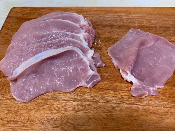 豬肉攤買肉時請老闆將肉片切開
不要切斷，讓肉片成為一個口袋狀
或是超市買里肌肉烤肉片，分成兩片1組