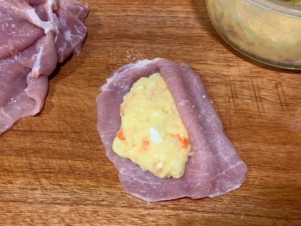 將薯泥塞入肉片裡，稍微壓緊
再將肉片邊緣捏合一下
不要塞太多，避免爆開