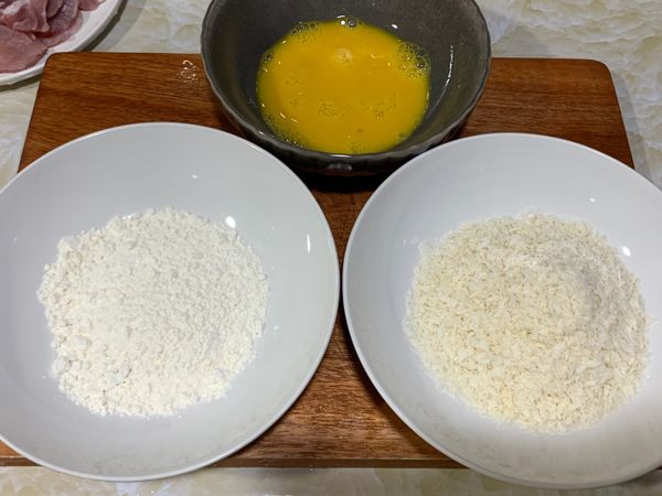 準備一些麵粉、麵包粉、1顆蛋打散