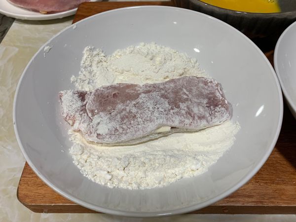 先沾麵粉