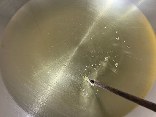 起油鍋，將筷子放入油裡起泡泡表示油滾了