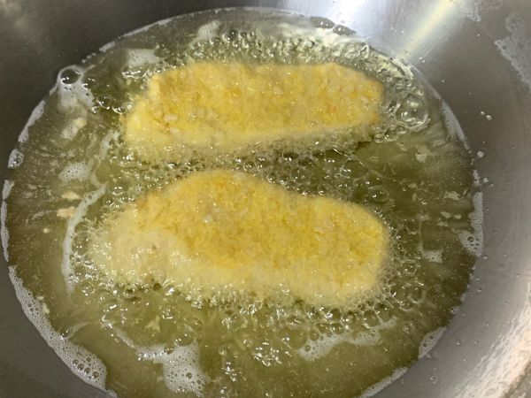 轉中小火，放入豬排炸3-4分鐘、兩面金黃，撈起...
轉中大火，回炸搶酥30秒，起鍋即可，

可沾點自己喜歡的醬料，美乃滋、豬排醬之類