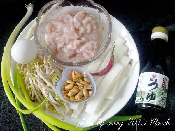 備齊食材~將雞胸肉切條狀加入[醃料]醃20分鐘~