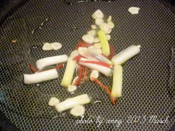 起油鍋，放入蔥白段.蒜末.辣椒絲爆香~