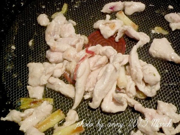 將雞胸肉條加入炒至變白~