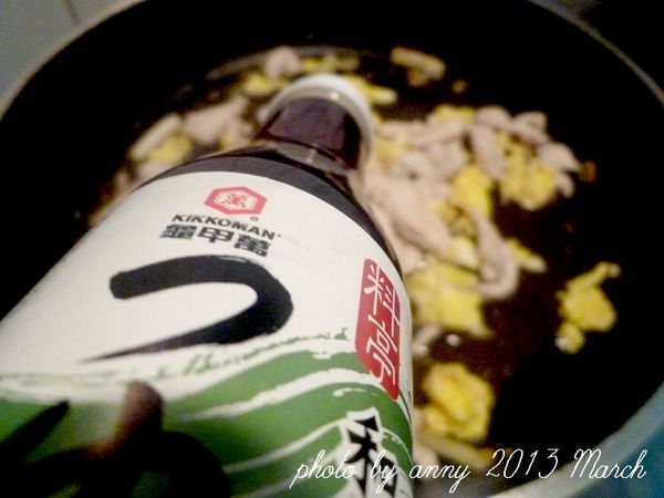 倒入[調味料]拌勻煮沸~