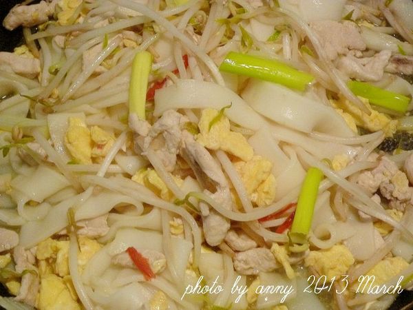 將河粉.豆芽菜.蔥綠.拌炒均勻~