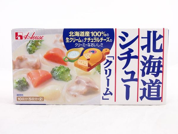 熄火，將切碎（切碎的湯塊較易溶解）的湯塊加入鍋內。　（一顆南瓜可以煮出6-7人份的濃湯，所以準備了半盒的濃湯塊，約100公克。）