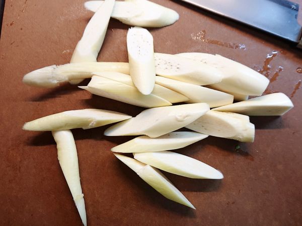 茭白筍去皮，切薄片。