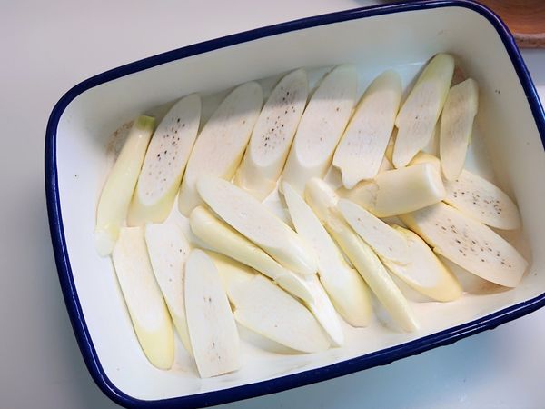 平鋪放在烤盤，轉15分。觀察顏色不要烤太焦。