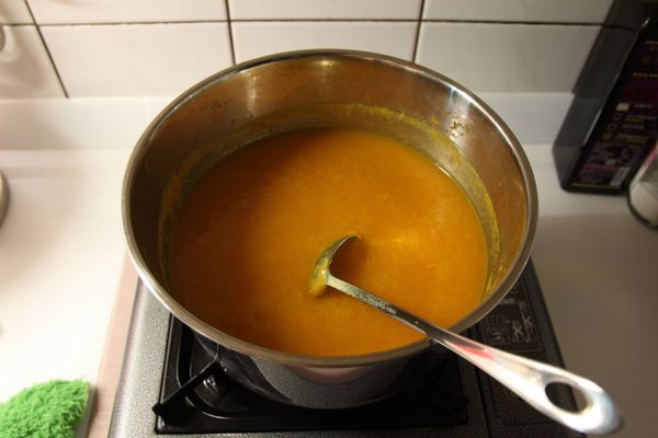 泡一杯250cc左右的牛奶，濃度比一般在喝的時候再濃一些。並將牛奶加入濃湯裡，攪拌均勻。