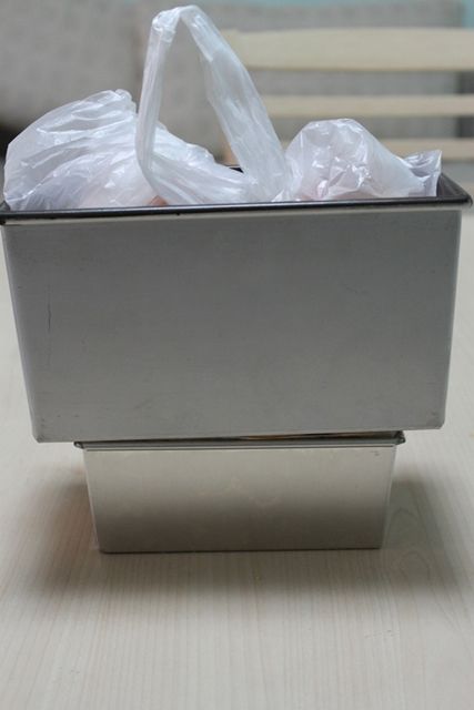 [巧克力、花生布丁]用重物壓著蛋糕模具讓內餡紮實，再放置冰箱一晚，才不會切的時候散成一堆。