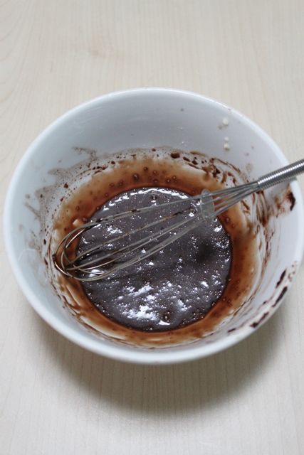 [外層巧克力醬]將巧克力放微波爐加熱融化後，倒入鮮奶油用打蛋器攪拌，加入糖粉，左手慢慢一點點將溫熱水倒進，右手快速攪拌直到變巧克力漿。