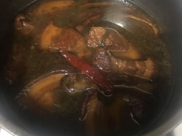三層肉洗乾淨瀝乾、蒜頭拍碎、老薑切片、辣椒整條、蔥切對半、四季醬油（8分滿）米酒3/2罐這完全不加任何一滴水
三層肉先乾煎出油、蒜頭也煎香，在把所有材料放一起、倒醬油、米酒蓋過三層肉 慢火滷到上色即可